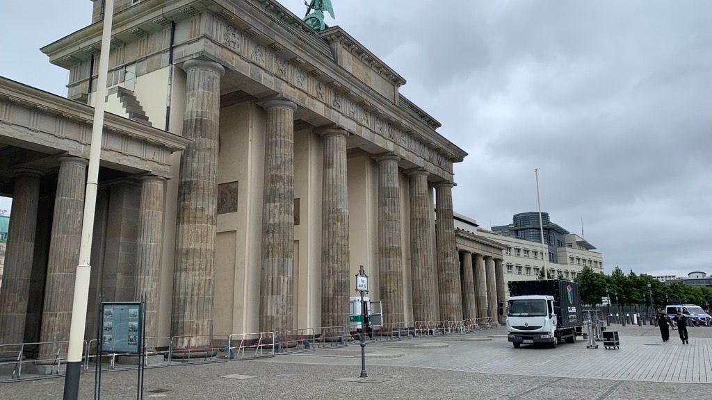 Das Brandenburger Tor wurde mit Gittern abgesperrt. Noch ist die Lage sehr ruhig.