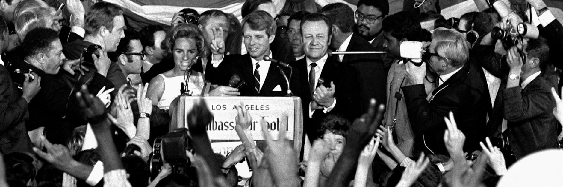 Sirhan hatte Robert F. Kennedy am 5. Juni 1968 in Los Angeles erschossen - nur wenige Stunden, nachdem dieser die Vorwahlen in Kalifornien zur Kür des demokratischen US-Präsidentschaftskandidaten gewonnen hatte.