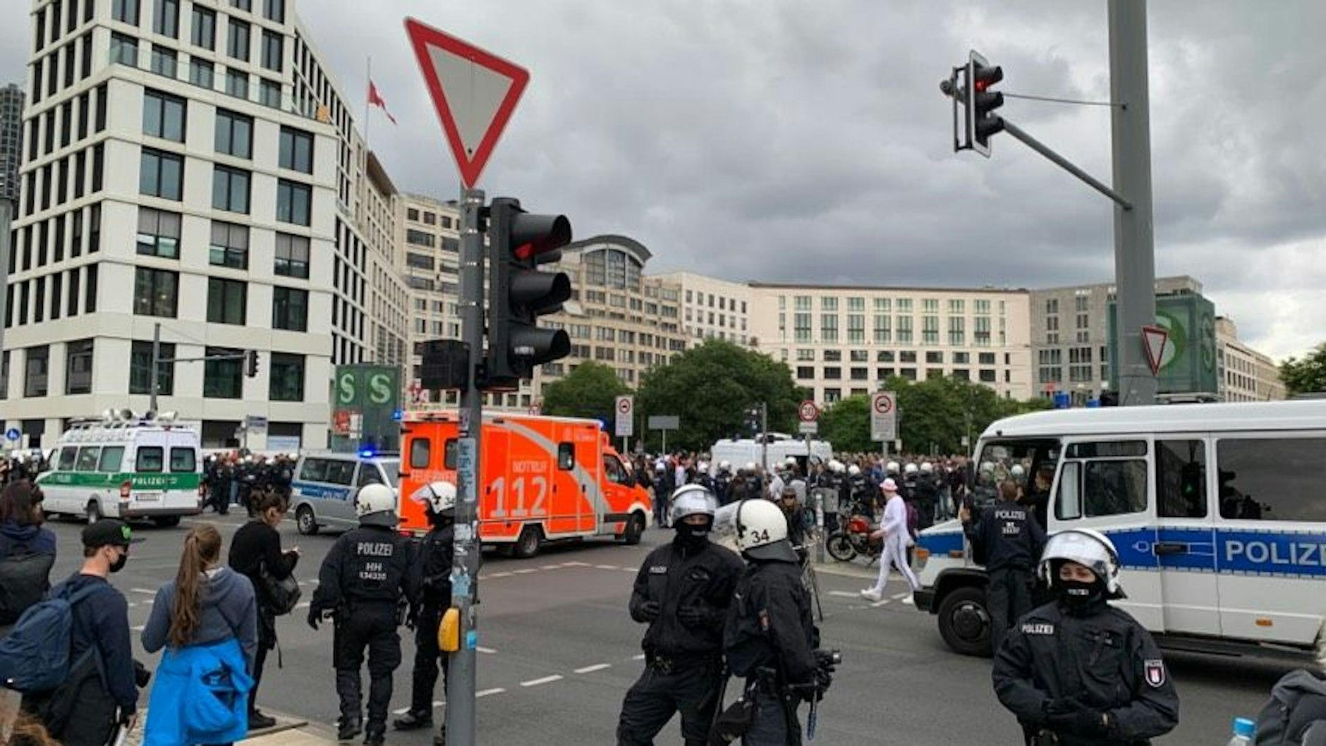 Potsdamer Platz: Die Polizei fordert die Demonstranten nachdrücklich zum Verlassen des Ortes auf.
