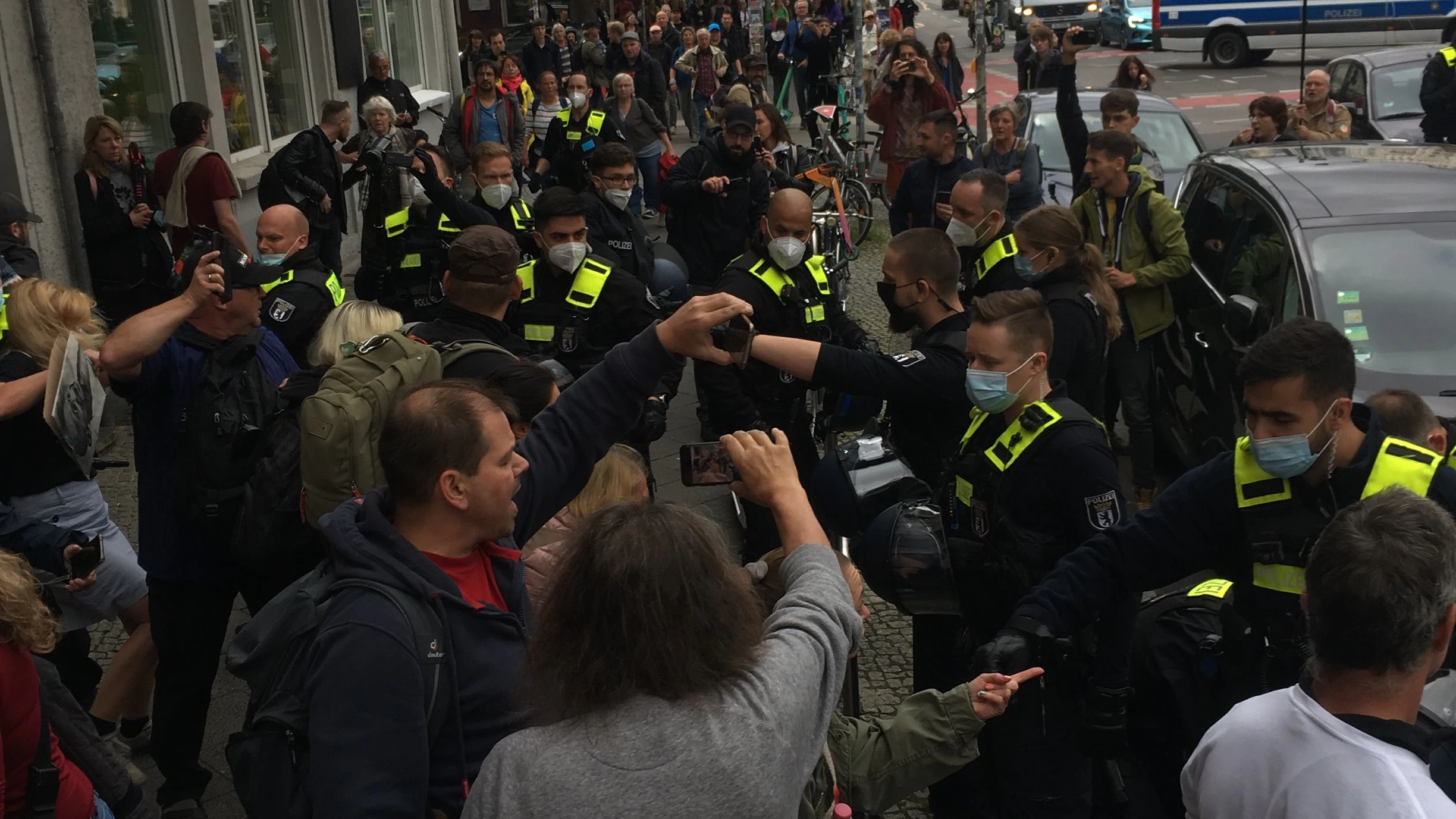 In der Greifswalder Straße in Prenzlauer Berg kam es am Vormittag zu ersten Zusammenstößen zwischen Demonstranten und der Polizei.