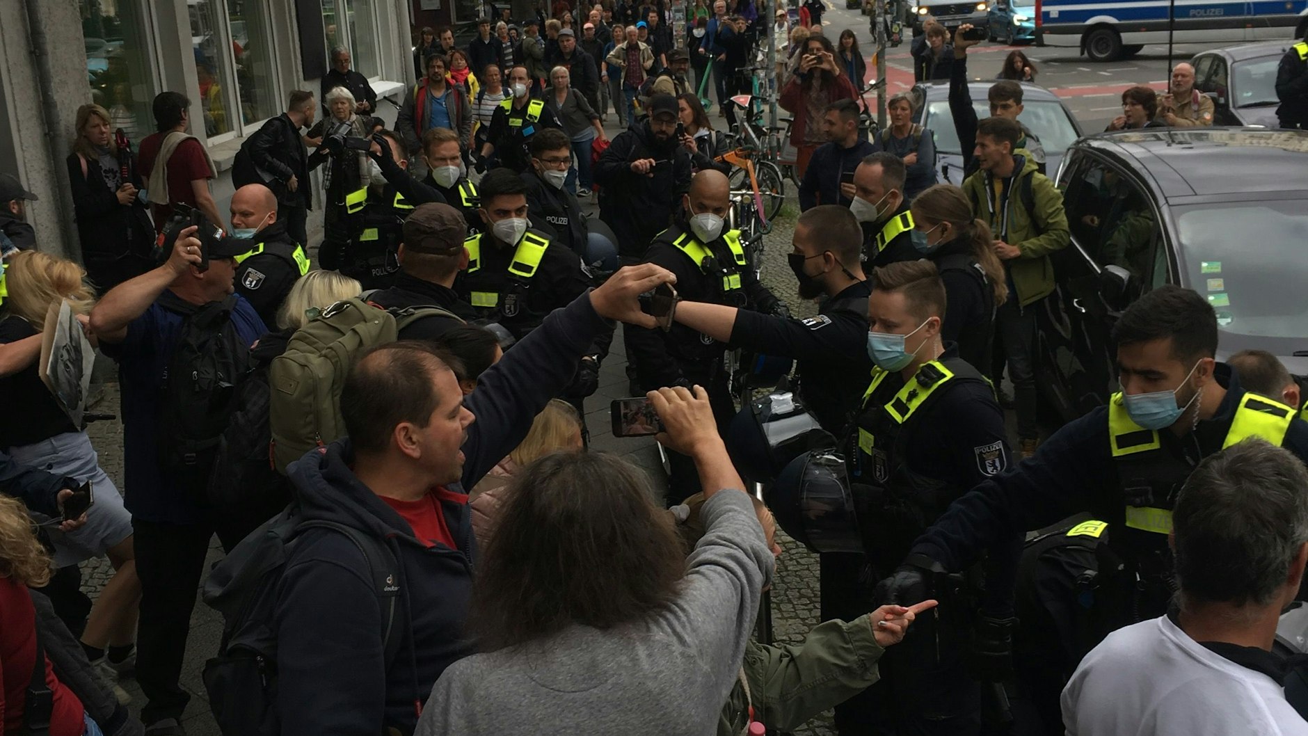 In der Greifswalder Straße in Prenzlauer Berg kam es am Vormittag zu ersten Zusammenstößen zwischen Demonstranten und der Polizei.