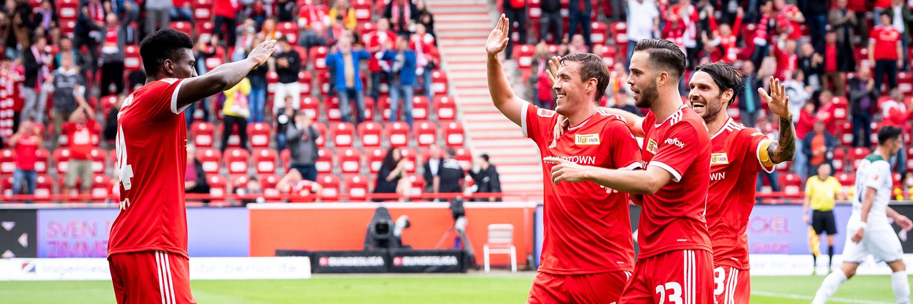 Taiwo Awoniyi bejubelt seinen Treffer zum 2:0 gegen Gladbach. Es eilen als Gratulanten herbei Max Kruse, Nico Gießelmann und Christopher Trimmel.