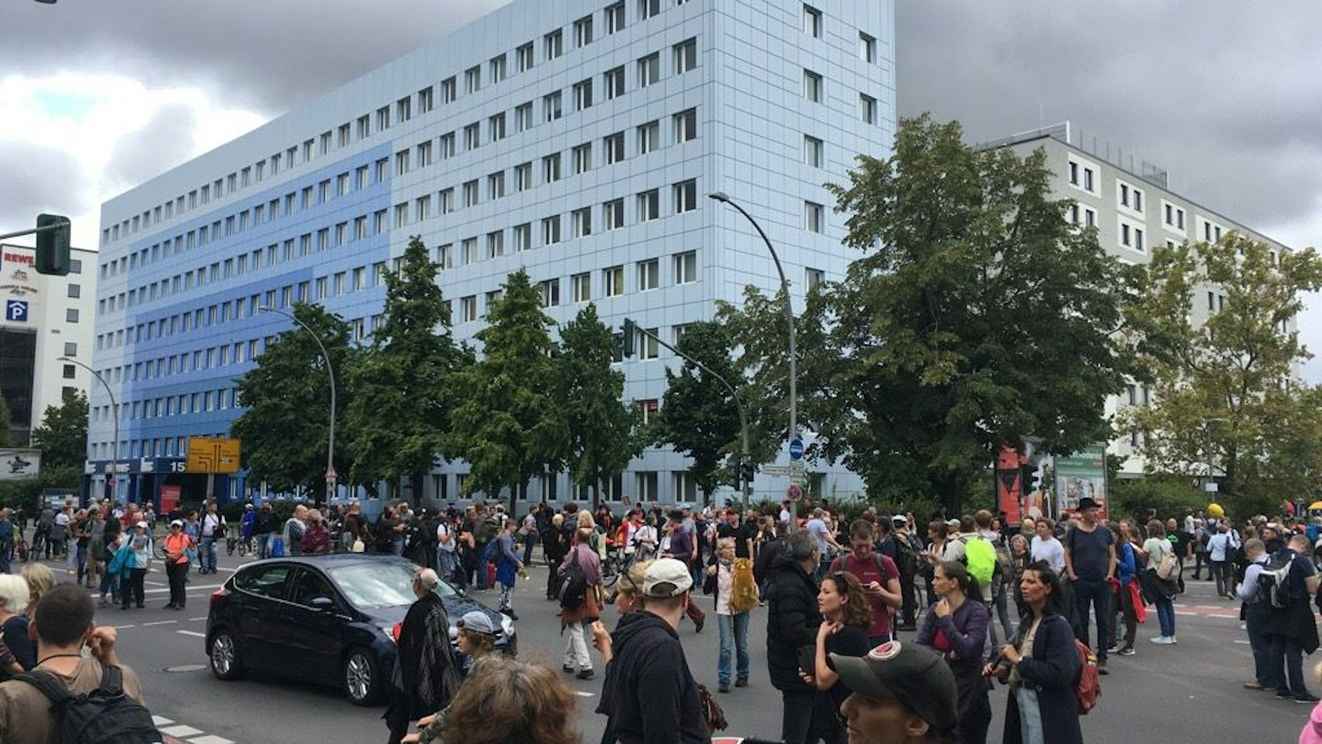 Demo-Teilnehmer, die von der Danziger Straße kommen, haben den S-Bahnhof Landsberger Allee erreicht.