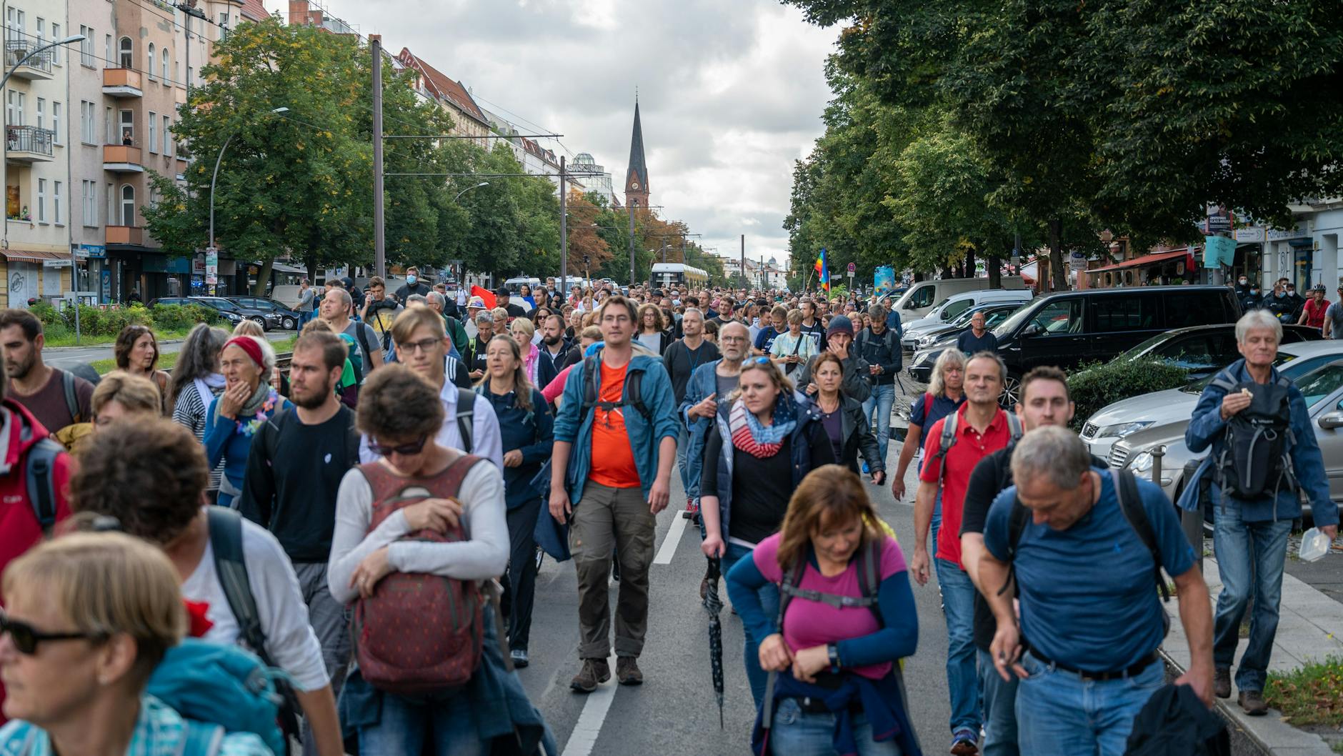 Kilometerweit laufen: Teilnehmer einer Demonstration gegen die Corona-Politik der Bundesrepublik gehen durch die Stadt, hier einer der Züge, der am Nachmittag durch Prenzlauer Berg zog.