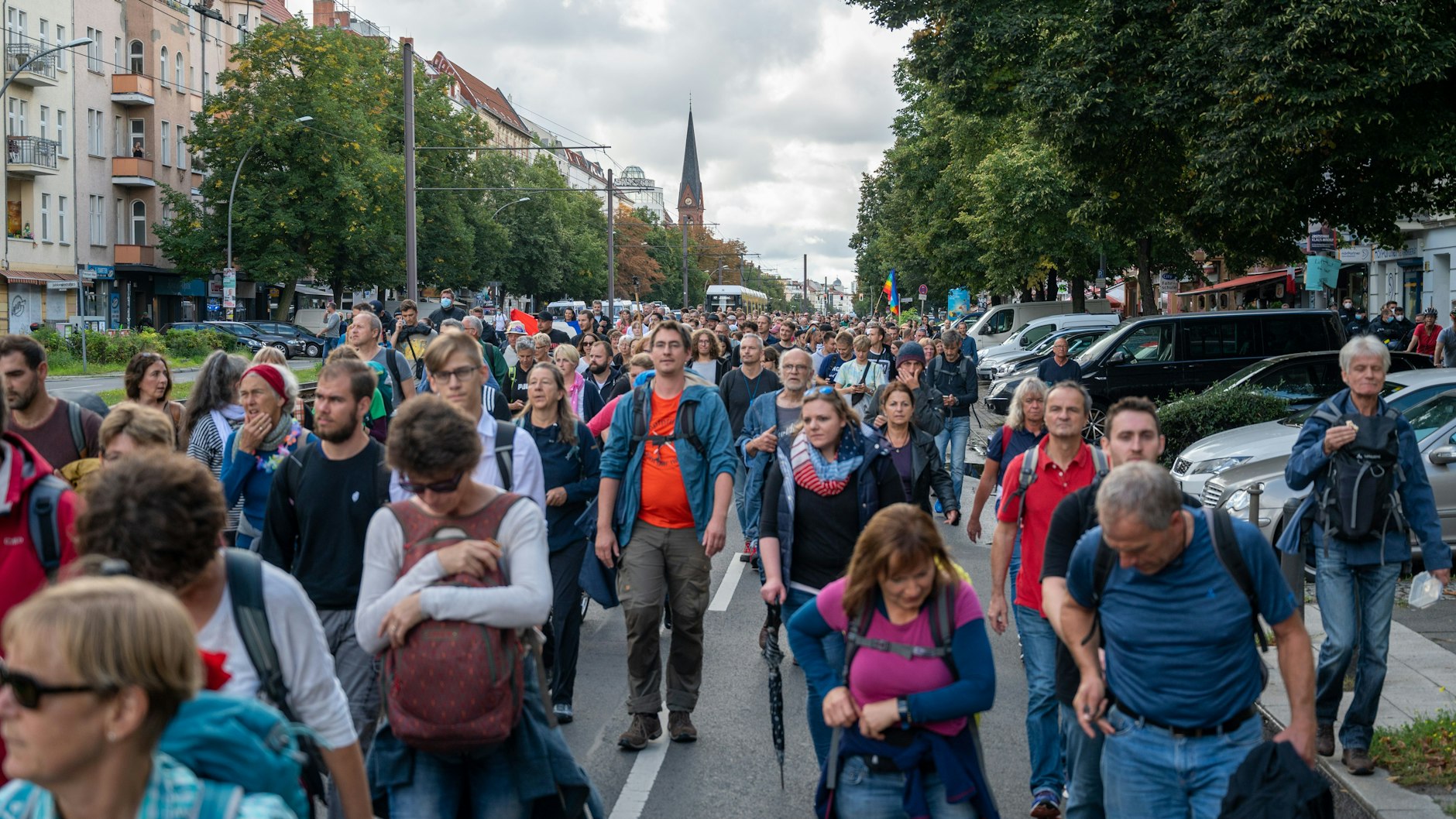 Kilometerweit laufen: Teilnehmer einer Demonstration gegen die Corona-Politik der Bundesrepublik gehen durch die Stadt, hier einer der Züge, der am Nachmittag durch Prenzlauer Berg zog.