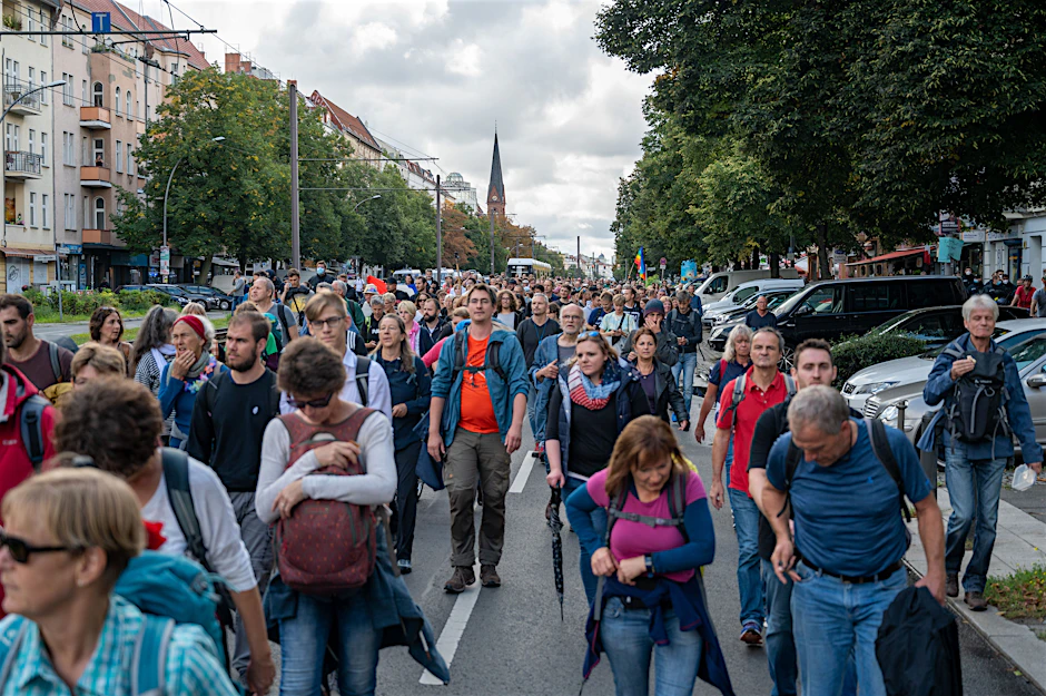 Kilometerweit laufen: Teilnehmer einer Demonstration gegen die Corona-Politik der Bundesrepublik gehen durch die Stadt, hier einer der Züge, der am Nachmittag durch Prenzlauer Berg zog.