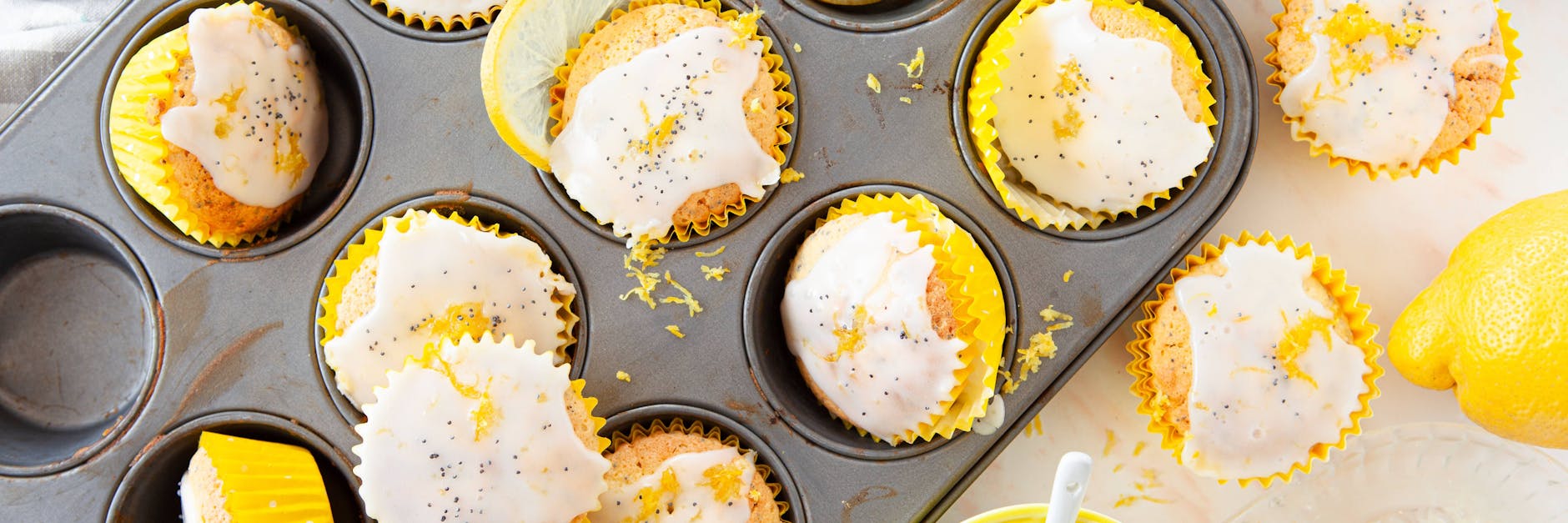 Zitronen-Mohn-Muffins sind einfach köstlich und superschnell zubereitet.