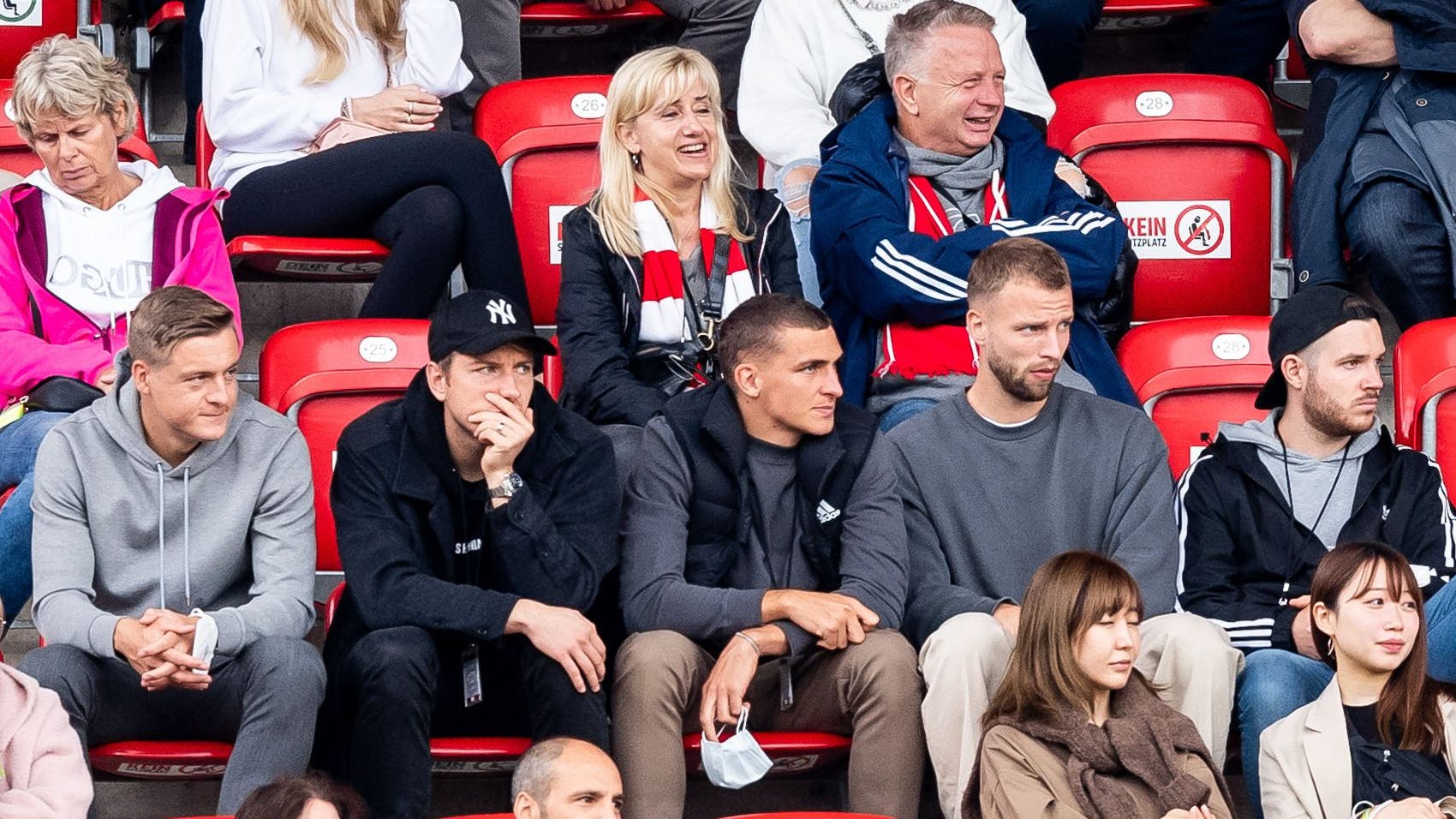 Noch im eisernen Kreis: Unions gesperrter Marvin Friedrich (2.v.r.) verfolgte das Spiel gegen Gladbach auf der Tribüne der Alten Försterei.