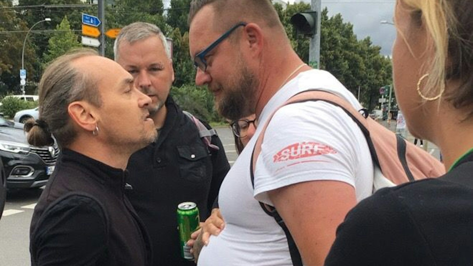 Demonstranten und Anwohner an der Landsberger Allee geraten aneinander.