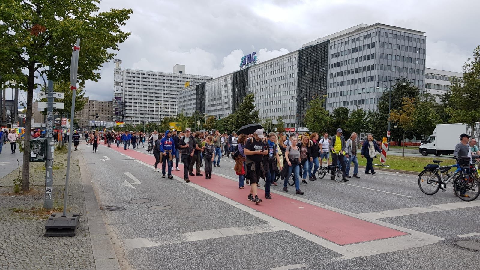 Der Demozug, der sich in Richtung Strausberger Platz bewegt
