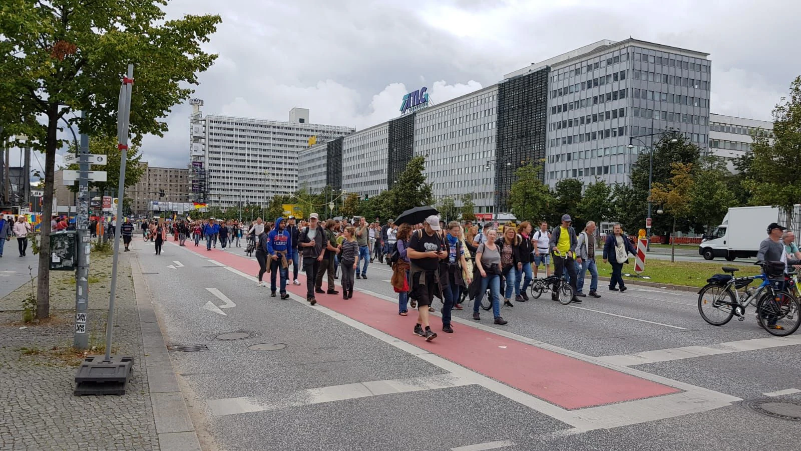 Der Demozug, der sich in Richtung Strausberger Platz bewegt