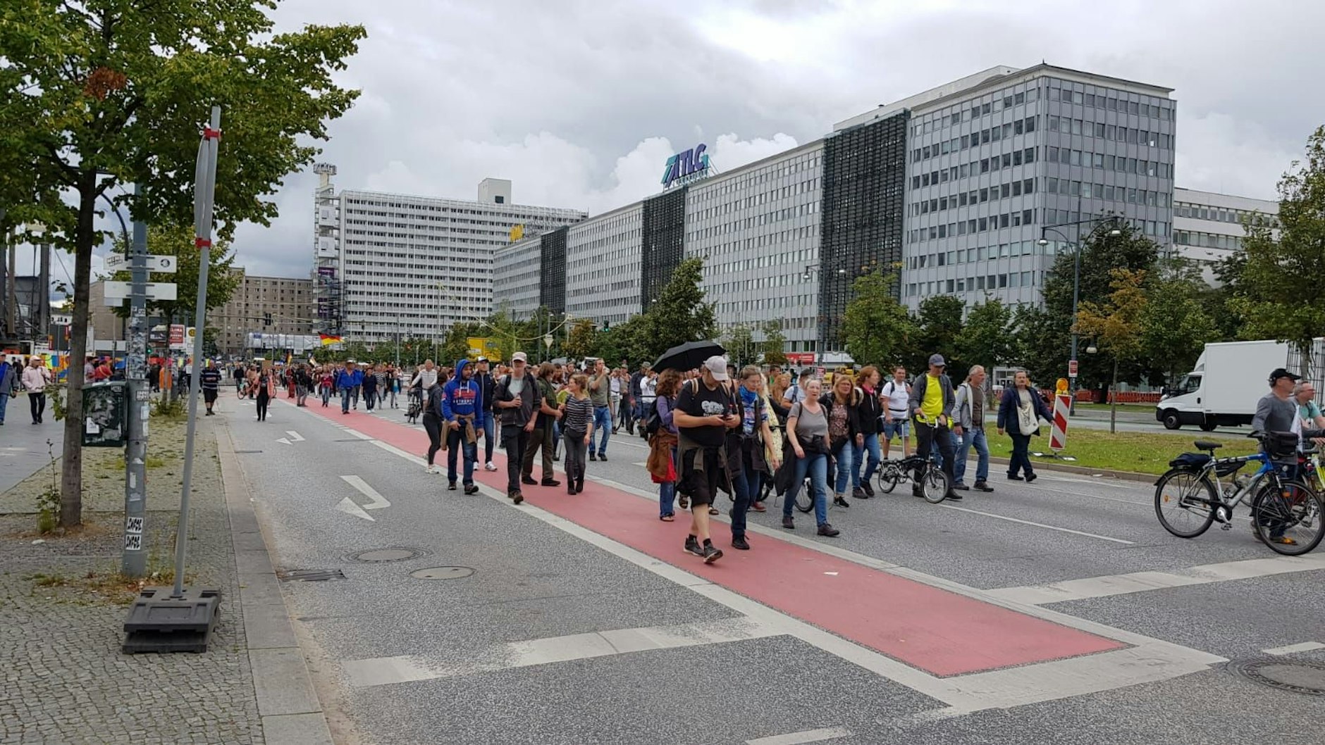 Der Demozug, der sich in Richtung Strausberger Platz bewegt