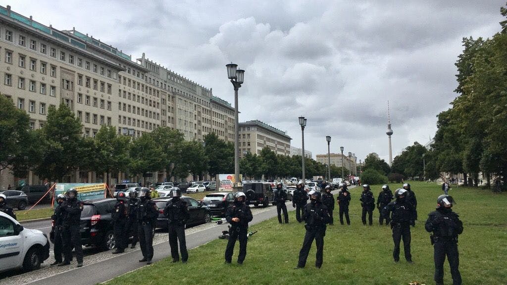 Die Polizei sperrt die Karl-Marx-Allee, der Demozug kommt nicht weiter.