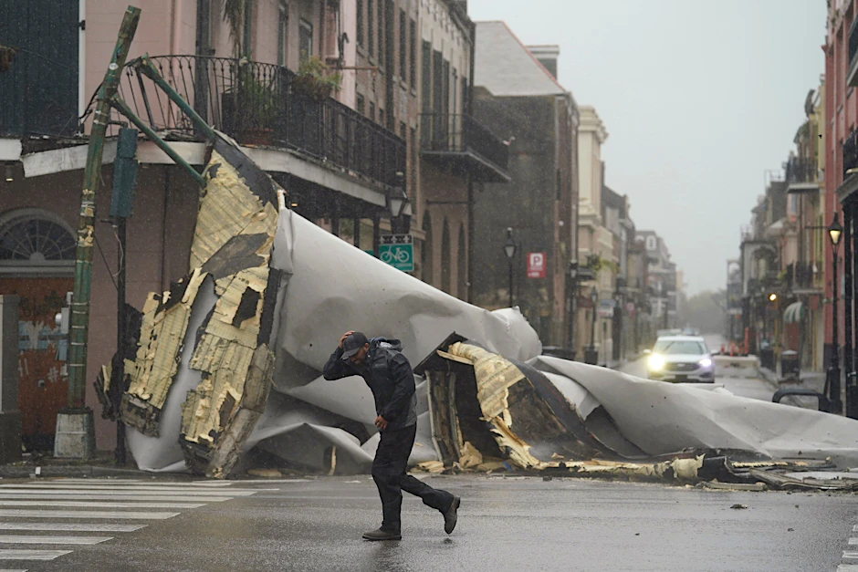 New Orleans: Ein Mann geht an einem Teil des Daches vorbei, das durch den Hurrikan „Ida“ von einem Gebäude im French Quarter weggeblasen wurde.