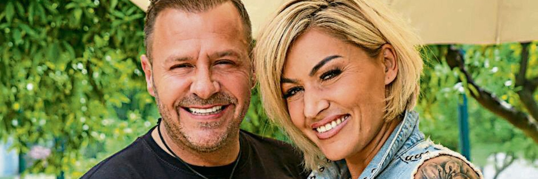 Sänger Willi Herren und seine Ehefrau Jasmin Herren - ein Foto aus glücklichen Zeiten. Im April starb der Ballermann-Sänger unerwartet.