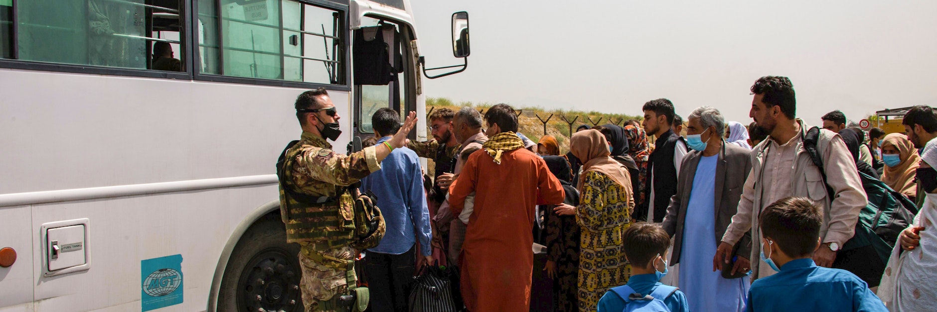 Bundeswehr-Soldaten brachten Afghanen in Kabul sicher zu ihrem Rettungsflug.