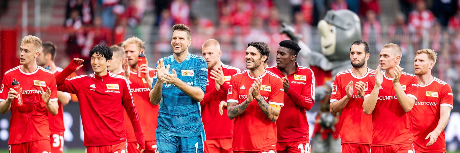 Berlin kann offenbar auch Bundesliga. Und sogar ein bisschen mehr. Hier jubelt Union verdientermaßen über den Sieg gegen Gladbach.