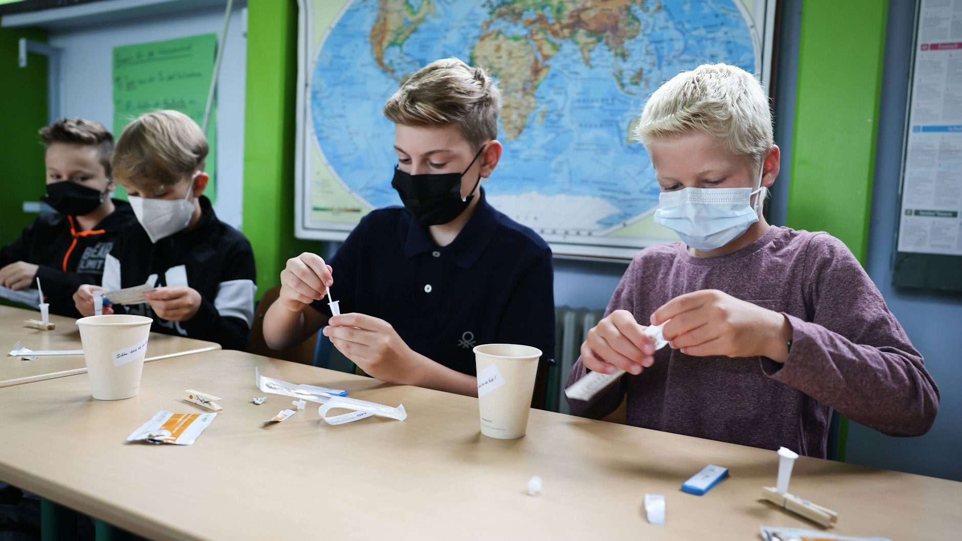 Schüler einer 6. Klasse machen einen Corona-Schnelltest im Klassenzimmer vor Unterrichtsbeginn.