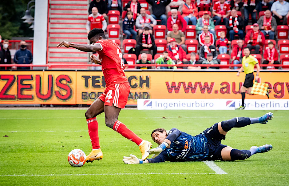 Unions Taiwo Awoniyi umkurvt Mönchengladbachs Keeper Yann Sommer und erzielt das 2:0.