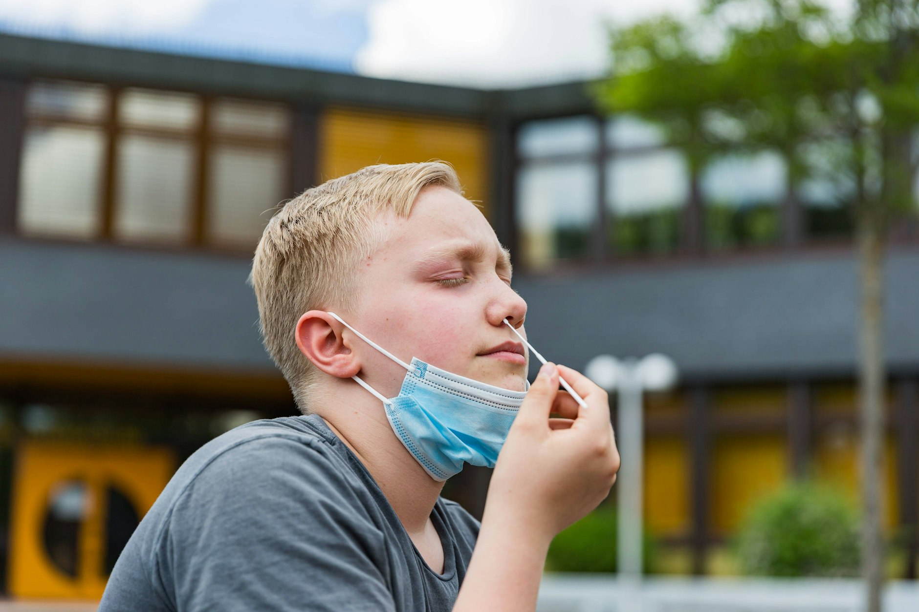 Ein Kind testet sich in der Schule.