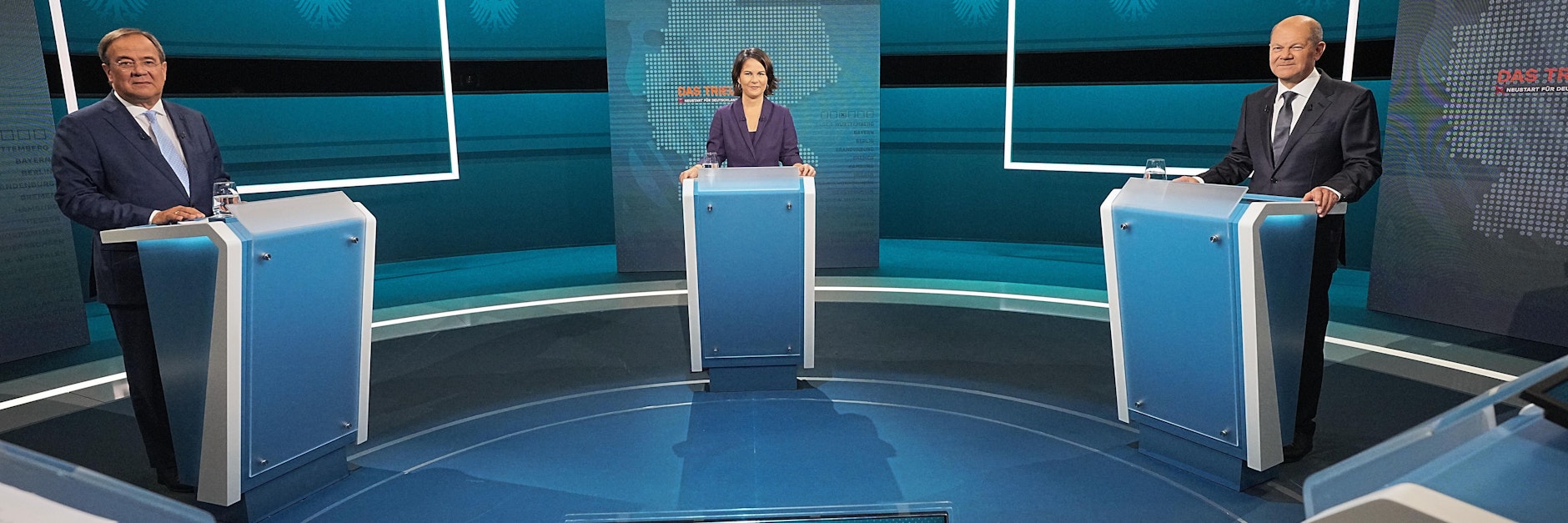 Die Kanzlerkandidaten Armin Laschet (CDU), Annalena Baerbock (Bündnis 90/Die Grünen) und Olaf Scholz (SPD) stehen vor der „Triell“-Sendung im Fernsehstudio in Berlin-Adlershof.