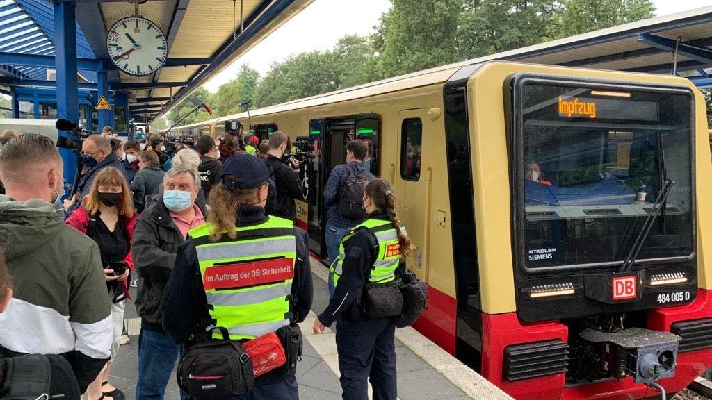 Großer Andrang am Montag beim Imfpzug der Berliner S-Bahn am Montag am Bahnhof Treptower Park.
