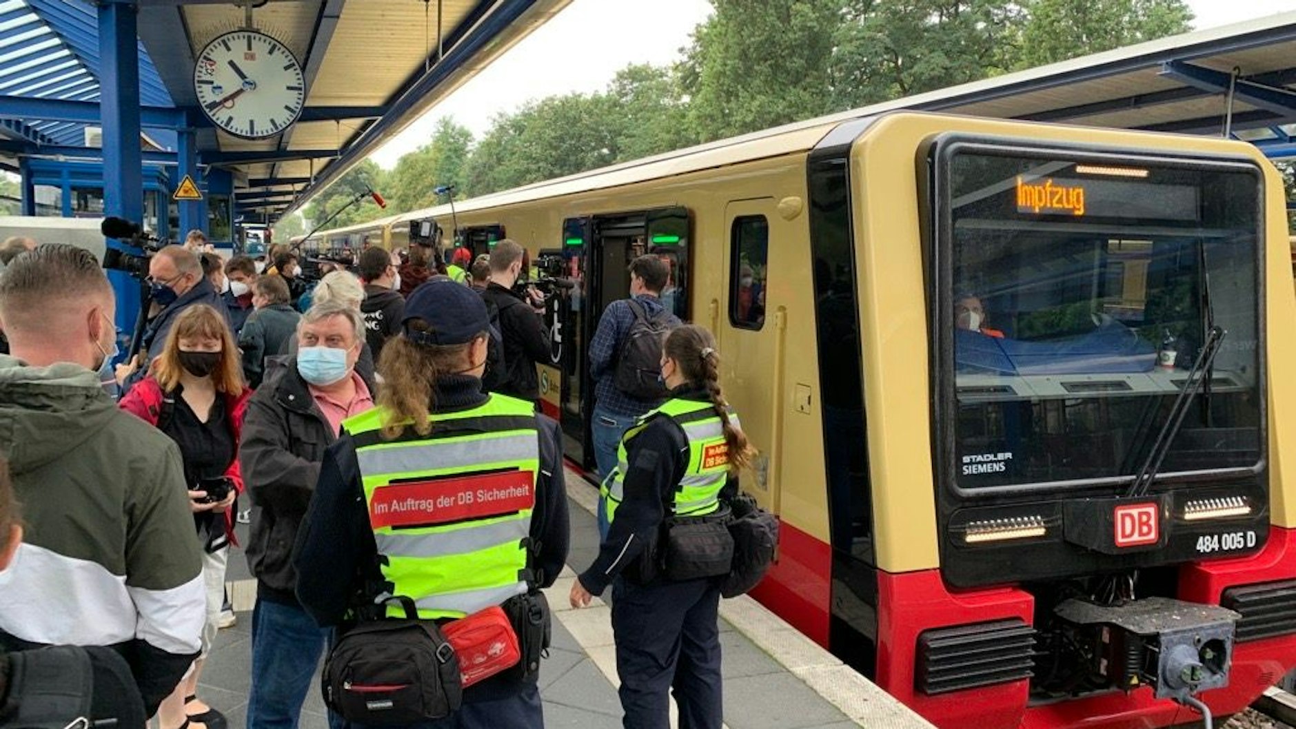 Großer Andrang am Montag beim Imfpzug der Berliner S-Bahn am Montag am Bahnhof Treptower Park.
