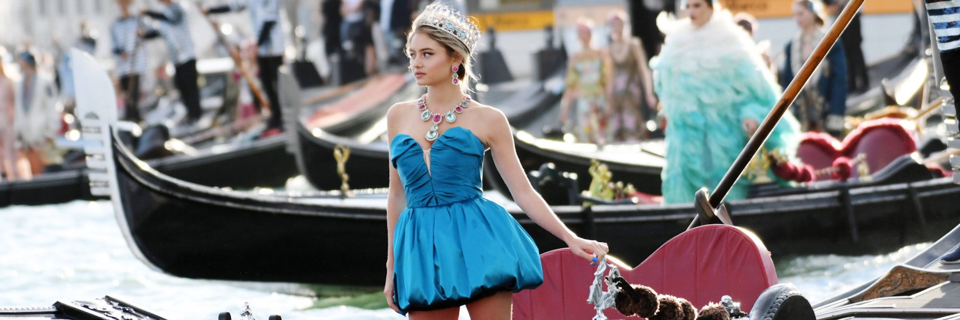 Leni Klum in einem blauen Minikleid von „Dolce & Gabbana“.