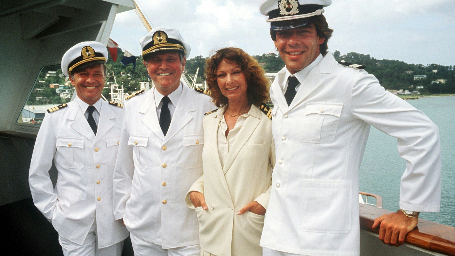 Die „Traumschiff“-Crew von 1983: Horst Naumann als Schiffsarzt (li.), Heinz Weiss als Kapitän, Heide Keller als Stewardess und Sascha Hehn als Steward.