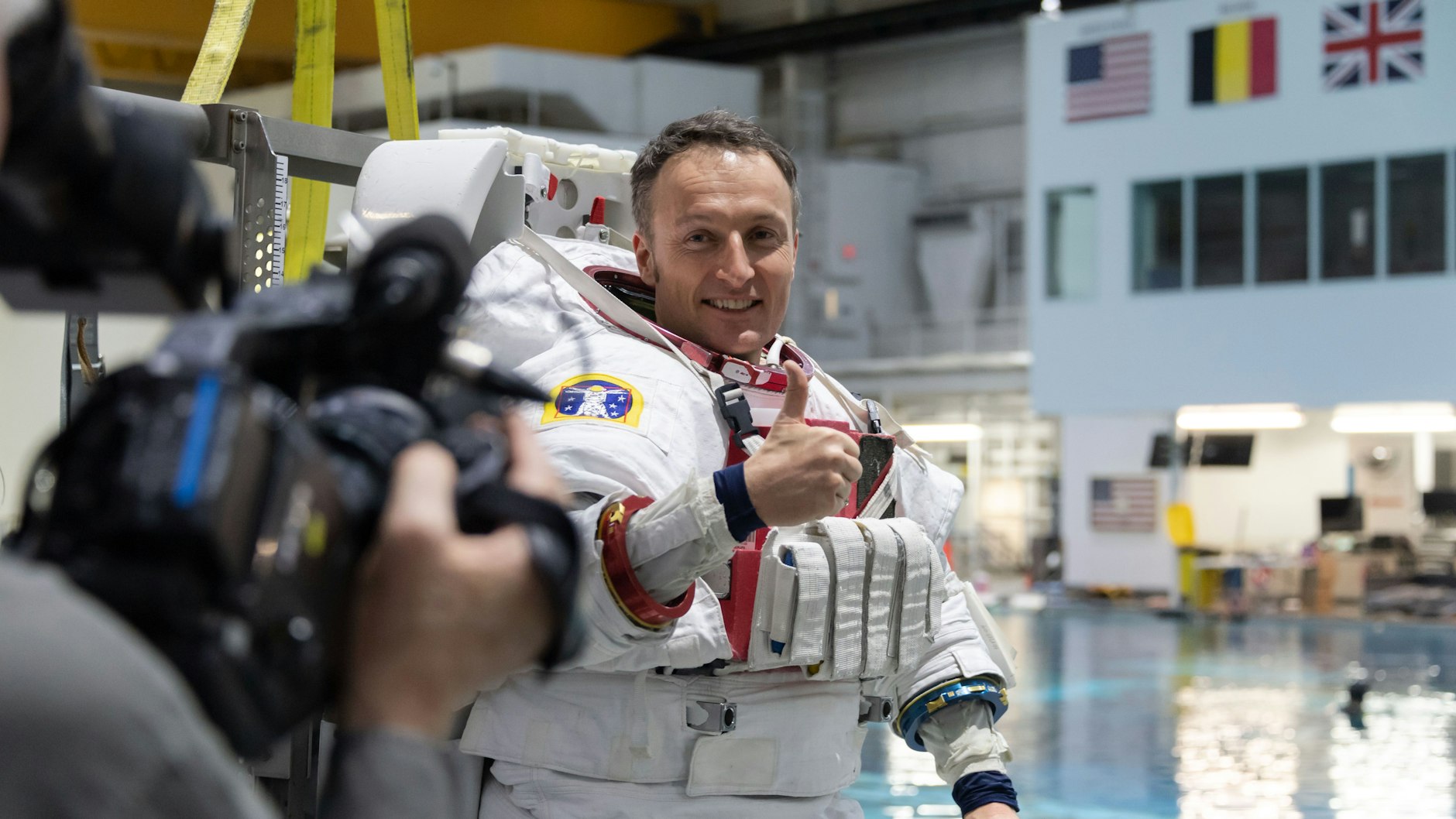 Der Esa-Astronaut Matthias Maurer trägt im US-amerikanischen Houston einen Raumanzug.