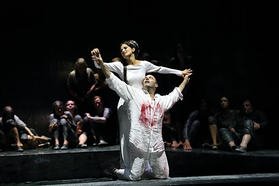 Karolina Gumos als Jokaste, Mutter des Œdipe, und Leigh Melrose als Œdipe während der Fotoprobe für „Œdipe“ in der Komischen Oper Berlin