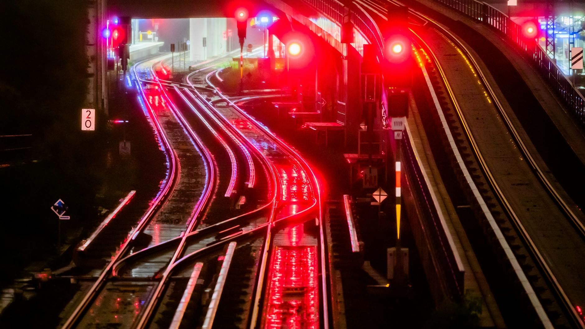 Leere Gleise im Bahnhof Berlin-Ostkreuz am Montag vergangener Woche. Beim zweiten Arbeitskampf im laufenden Tarifkonflikt war der Personenverkehr 48 Stunden lang beeinträchtigt.