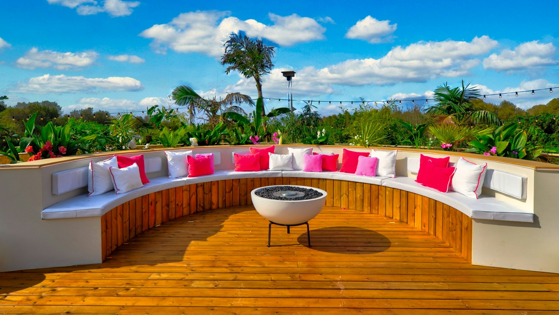 Hier wird es ernst: Auch in der neuen Love Island-Villa werden an der Feuerstelle die wichtigen Entscheidungen getroffen.