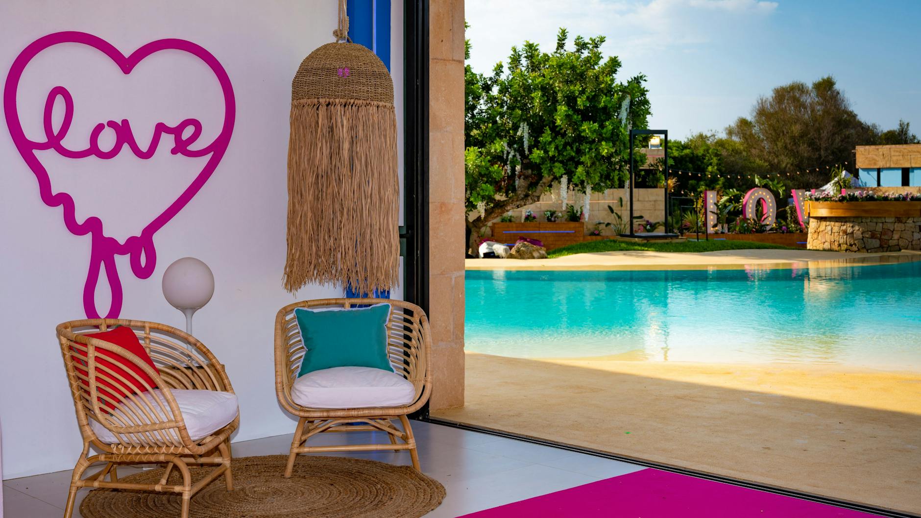 Eine von zahlreichen Sitzgelegenheiten, an die sich die „Love Island“-Singles zurückziehen können.