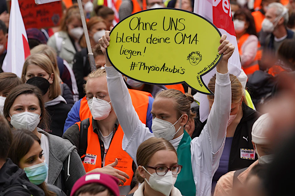 Auszubildende von Vivantes demonstrieren vor der Konzernzentrale für bessere Arbeitsbedingungen.&nbsp;