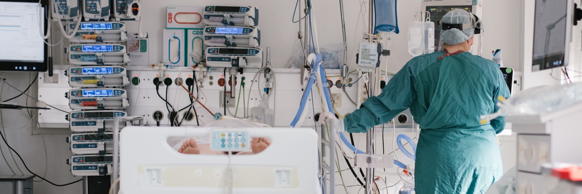 Eine Intensivpflegerin steht am Bett eines Corona-Patienten.