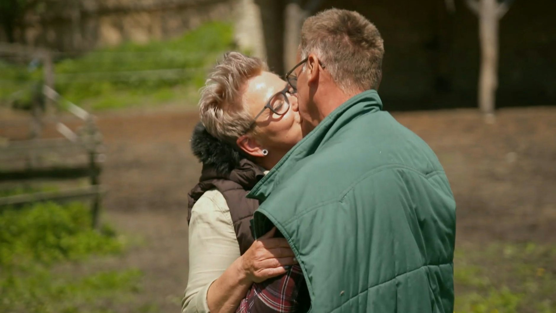 „Bauer sucht Frau International“-Kandidat Herbert küsst seine Herzensdame Petra.