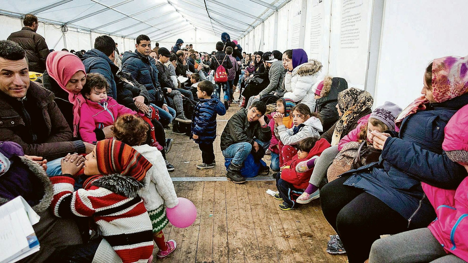 Flüchtlinge warten am 9.11.2015 in einem Zelt vor dem Landesamt für Gesundheit und Soziales (LaGeSo) in Berlin auf ihre Registrierung (Symbolbild).