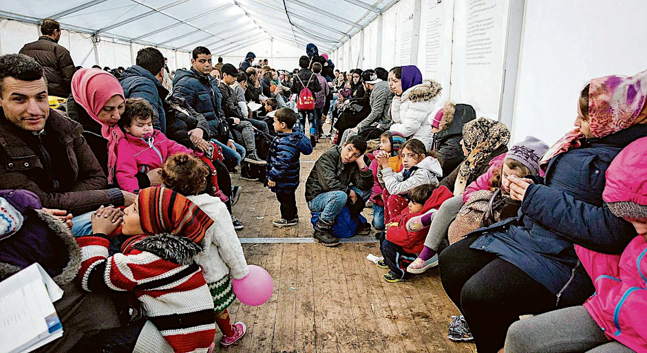 Flüchtlinge warten am 9.11.2015 in einem Zelt vor dem Landesamt für Gesundheit und Soziales (LaGeSo) in Berlin auf ihre Registrierung (Symbolbild).