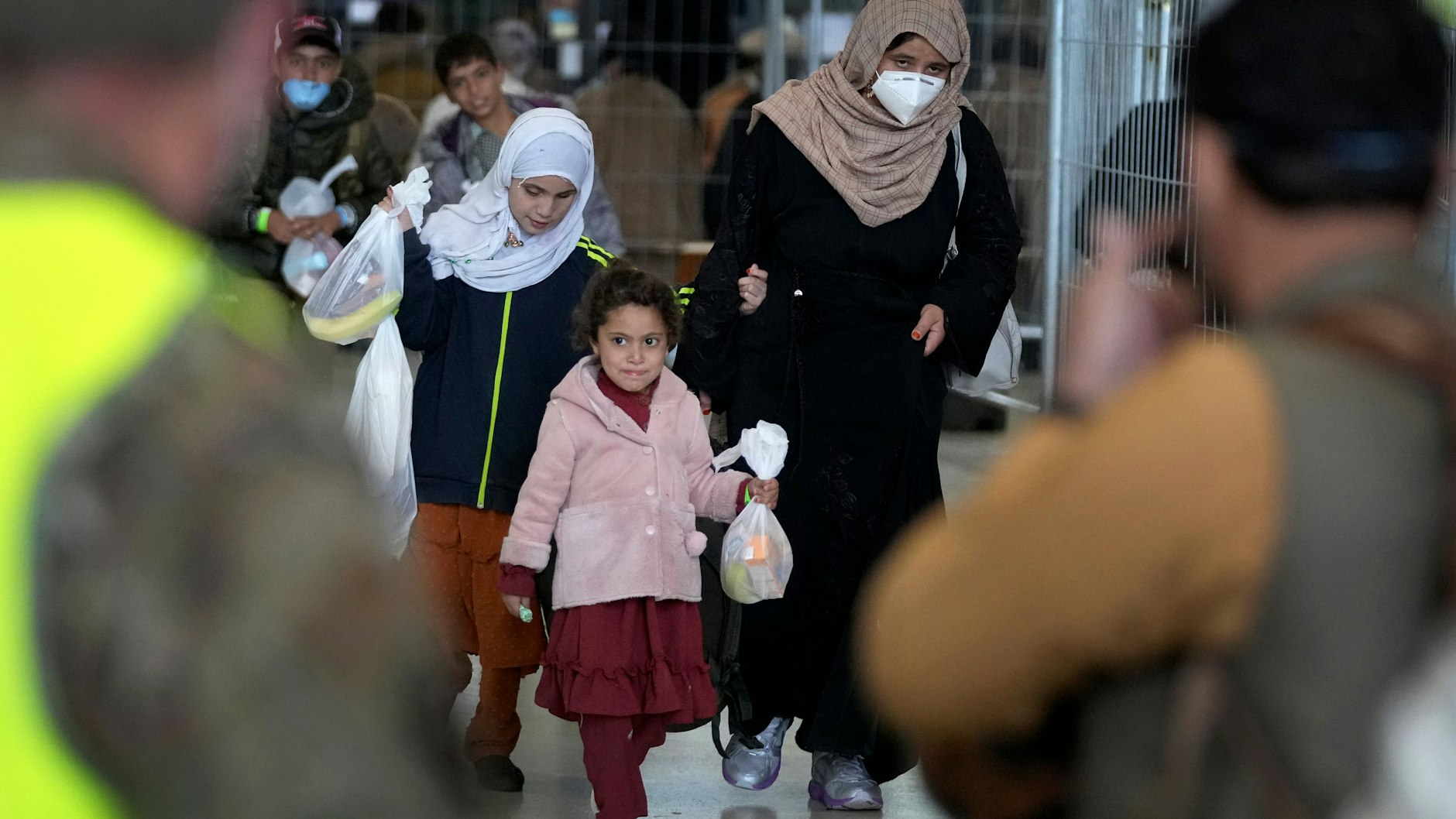 Sie haben es geschafft: Geflüchtete aus Afghanistan kommen in der US-Air-Base Ramstein in Deutschland an. 