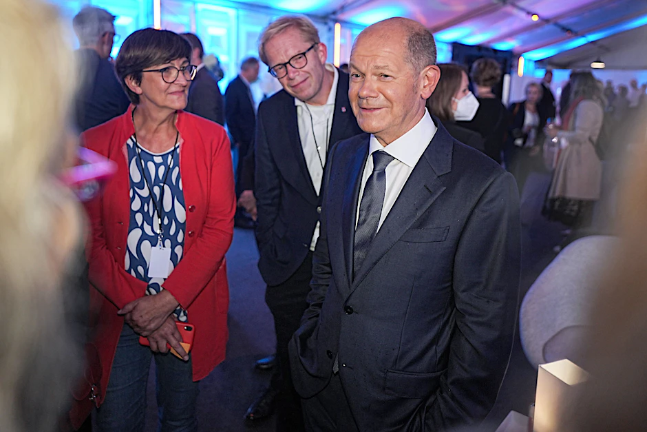 SPD-Kanzlerkandidat Olaf Scholz am Rande einer TV-Diskussion mit der SPD-Vorsitzenden Saskia Esken Ende August.&nbsp; &nbsp;