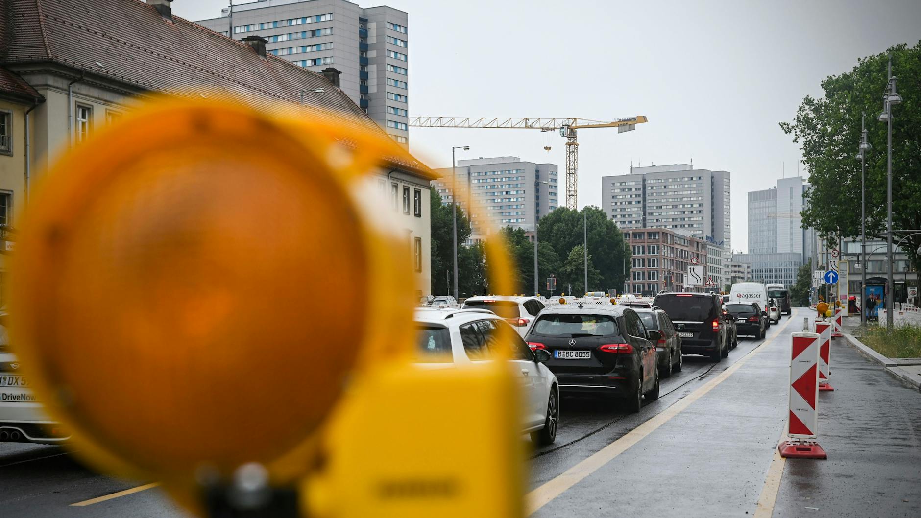Schon jetzt stehen Autofahrer in Richtung Potsdamer Platz im Stau. <br><br>