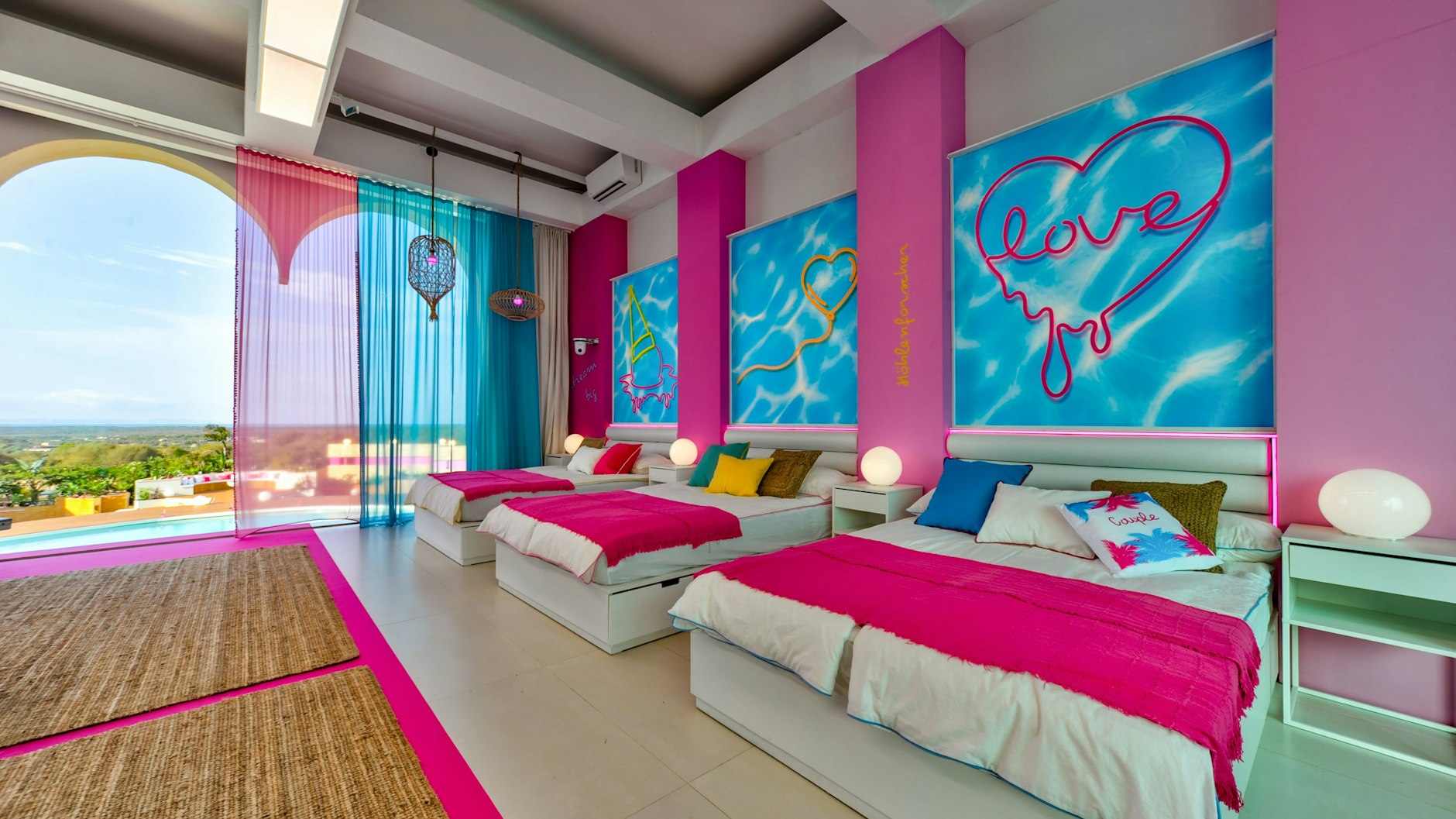 Das Schlafzimmer der „Love Island“-Villa hat riesige Fenster.