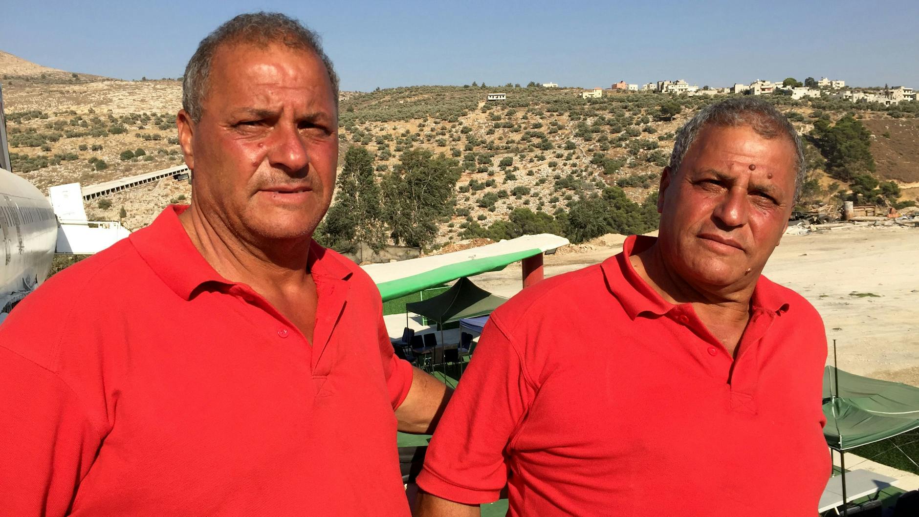 Stolze Flugzeugbesitzer: Ata al-Sairafi (l.) und sein Zwillingsbruder Chamis auf der Gangway ihrer Boeing 707 in Nablus im Westjordanland.