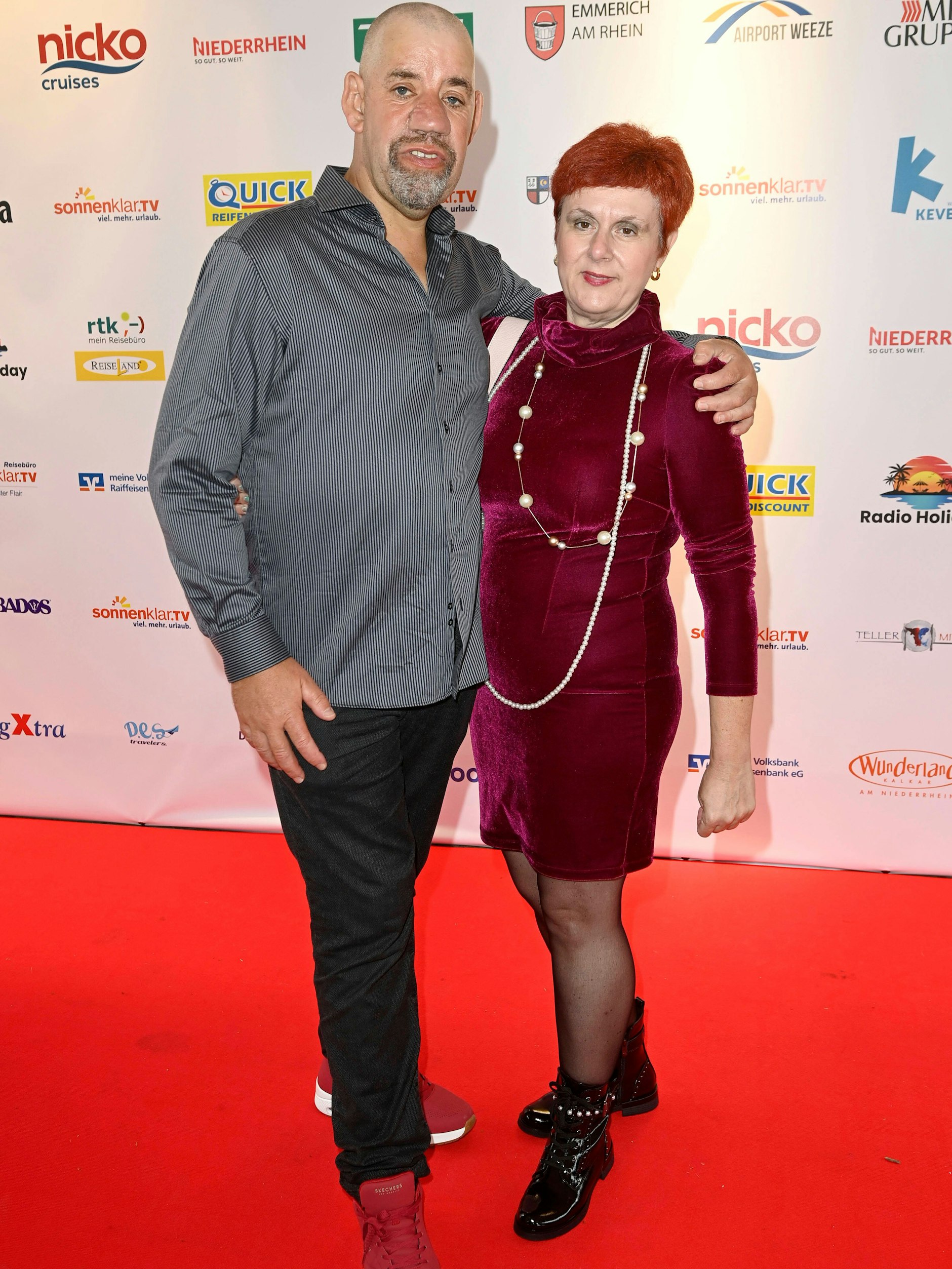 Neuer Look für die„ Bauer sucht Frau“-Kandidaten Uwe Abel und Iris Abel: Er trägt jetzt Glatze, sie feuerrote Haare.