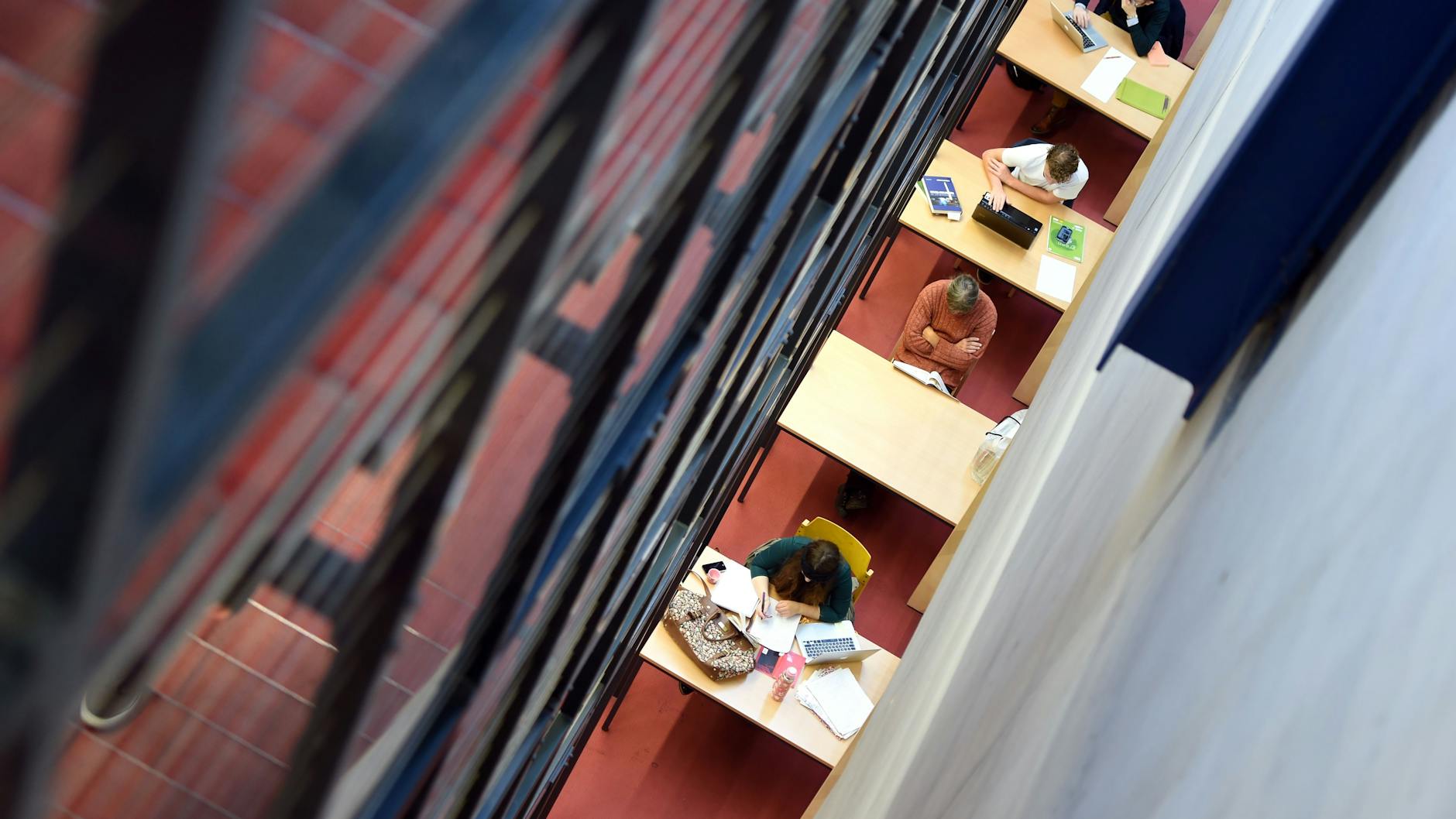 Auch wer nach Ausbildung und einigen Jahren im Berufsleben ein Studium angeht, kann Anspruch auf Bafög haben – ganz unabhängig vom Einkommen der Eltern.