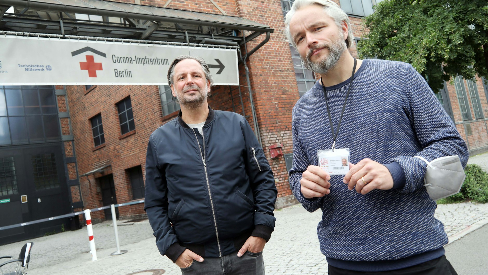 DJ Marco Resmann (44) und Projektmanager Christian von Manteuffel (48) waren von Begin an in der Arena als Helfer dabei. Nun werden sie im Impfzentrum Tegel weiter machen.