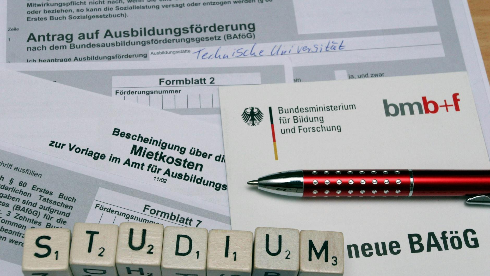 Seit 50 Jahren ermöglicht das Bafög auch jungen Menschen aus Familien mit wenig Einkommen ein Studium. Doch es gibt Reformbedarf.