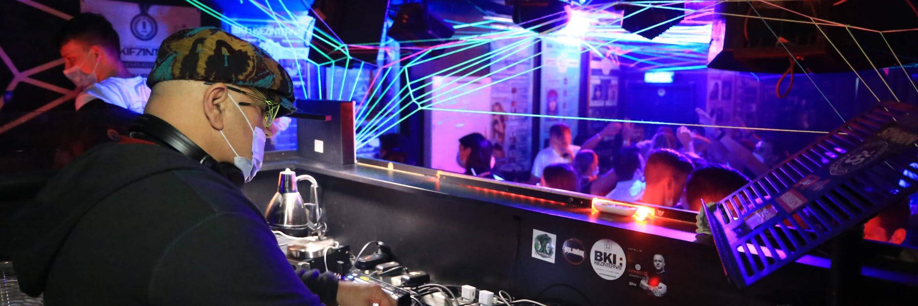 In diesem Club gilt die 2G-Regel, doch in der Nacht zu Sonntag um 1:35 Uhr beendeten Polizei und Gesundheitsamt die Party. Künstler, einige Gäste und auch ein Türsteher waren nicht geimpft.