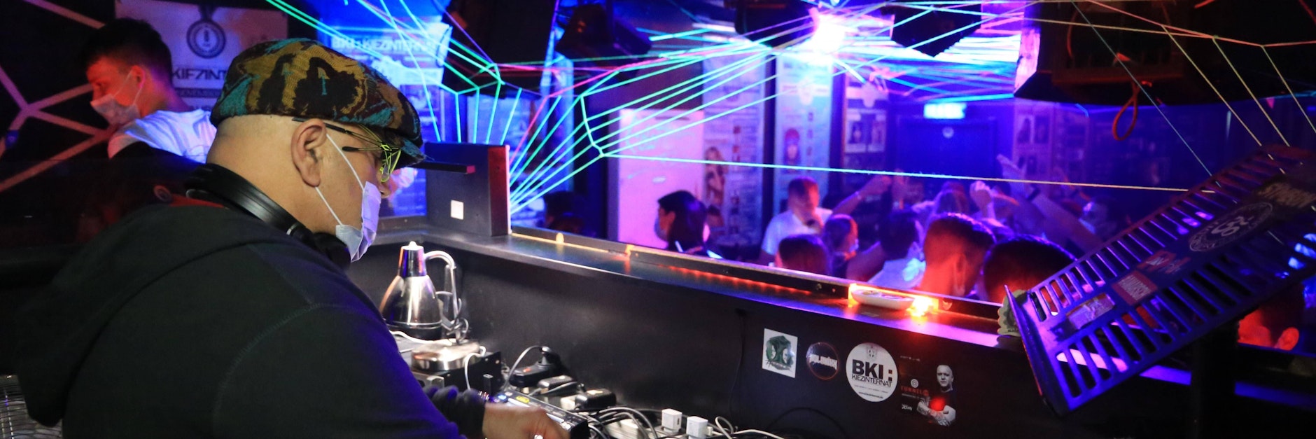 In diesem Club gilt die 2G-Regel, doch in der Nacht zu Sonntag um 1:35 Uhr beendeten Polizei und Gesundheitsamt die Party. Künstler, einige Gäste und auch ein Türsteher waren nicht geimpft.